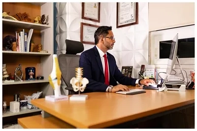 consulta_traumatologo_dr_alfonso_garcia_solorio_contacto_queretaro_400x267 copia El Dr Alfonso Garcia Solorio en su consultorio de Queretaro atendiendo consultas de traumatologia y ortopedia