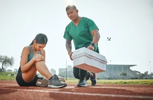 traumatologo_atencion_deportiva_pista_dr_alfonso_garcia_solorio_queretaro_300 x 196 Escena de atención deportiva pista atendida por traumatólogo en Querétaro