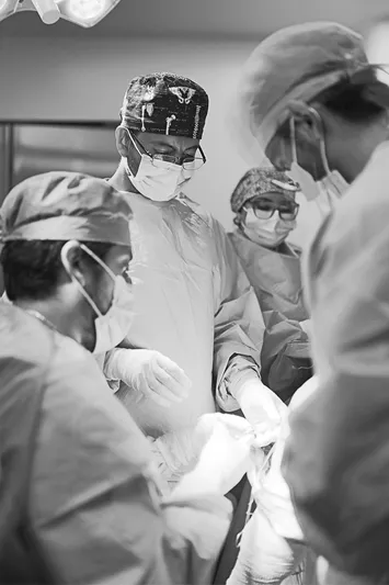 traumatologo_equipo_quirurgico_en_cirugia_dr_alfonso_garcia_solorio_queretaro_355x533 Equipo quirurgico liderado por el Dr Alfonso Garcia Solorio durante procedimiento de traumatologia en hospital de Queretaro