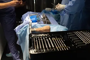 Instrumental quirúrgico preparado en quirófano para cirugía traumatológica en Querétaro