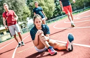 traumatologo_lesion_atletismo_pista_dr_alfonso_garcia_solorio_queretaro_300 x 193 Escena de lesión atletismo pista atendida por traumatólogo en Querétaro